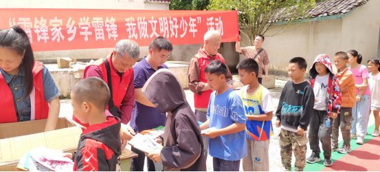 湘西州林业局关工委到乡村振兴联系村开展关爱少年儿童活动